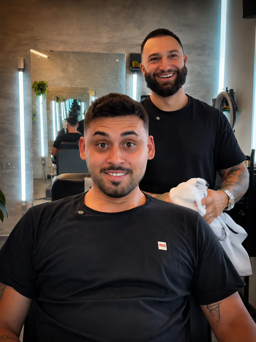 O mesmo cliente com a prótese capilar aplicada e finalizada