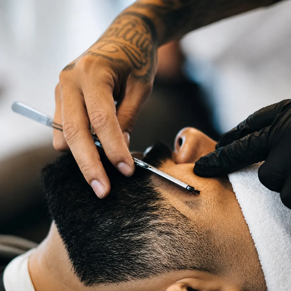Acabamento da barba com navalha em detalhe