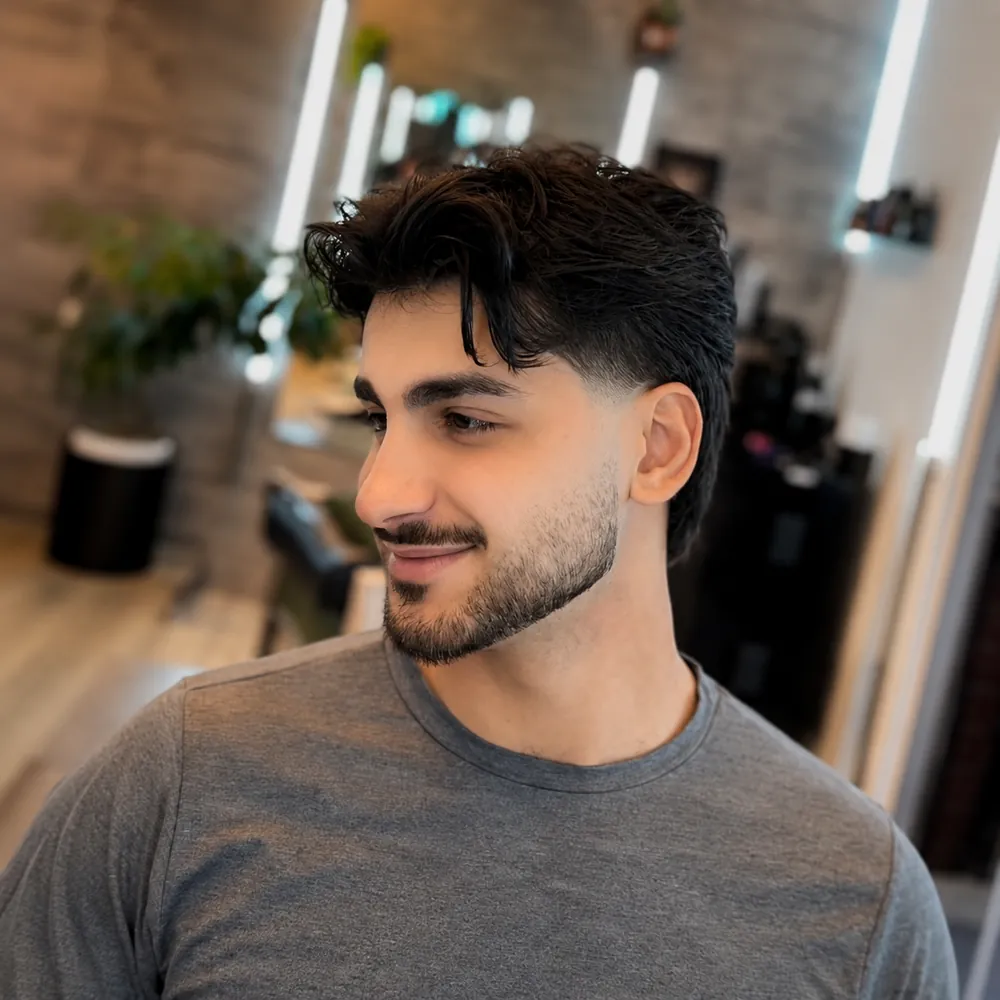Cliente com corte texturizado no salão da barbearia
