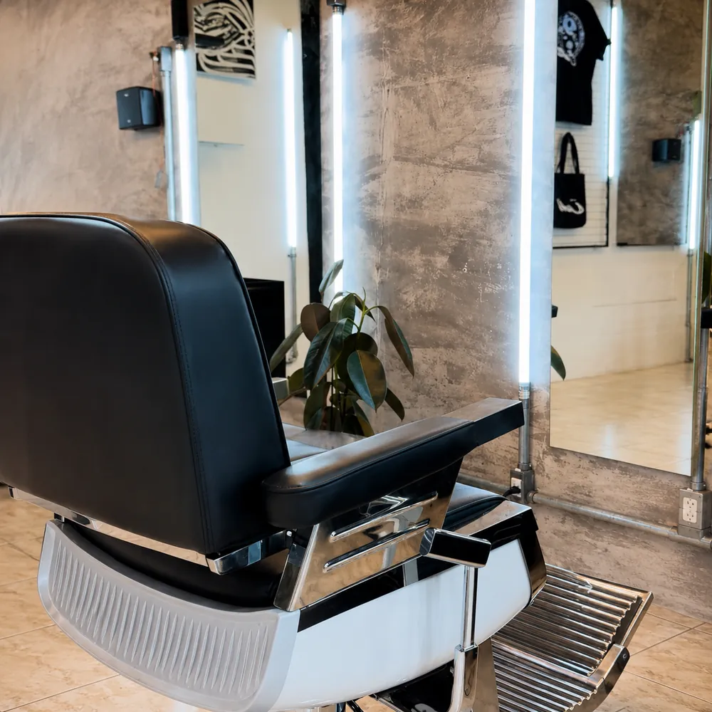 Cadeira de barbeiro e espelho no ambiente da barbearia