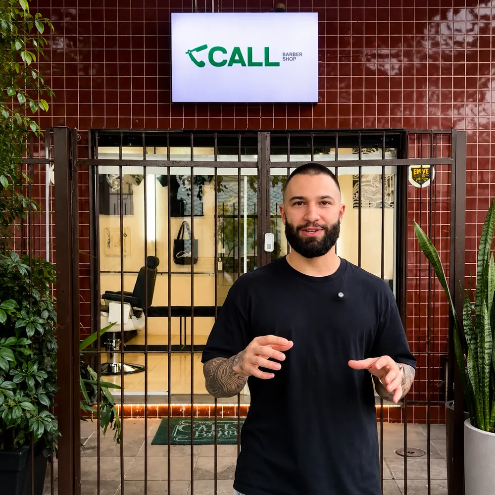 Gabriel Steinert, fundador da Call Barber Shop, em frente à barbearia
